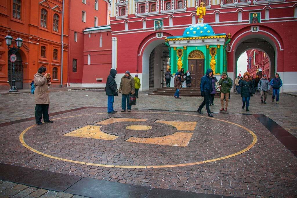 Нулевой километр у Воскресенских ворот