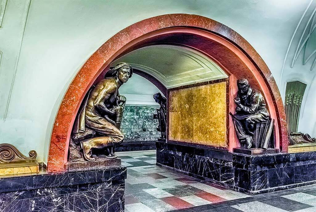 Бронзовые скульптуры на станции метро «Площадь Революции»
